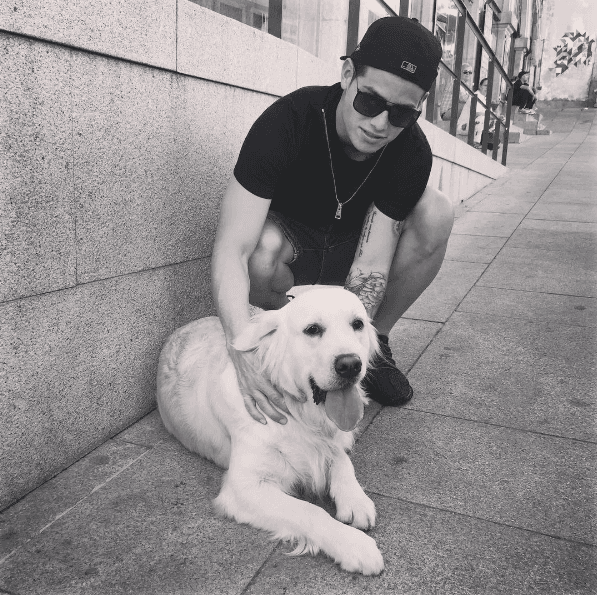 Este muchacho de cuatro patas es el mejor amigo de James y se llama Dylan.