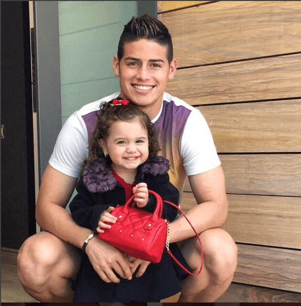 Y ella es pura coquetería, ya que con sus 3 añitos ya es una fanática de la moda.