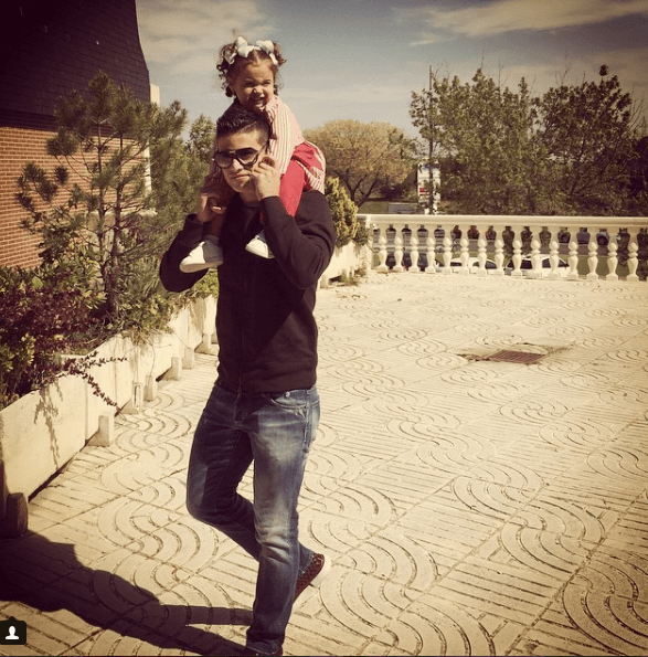 Siempre se preocupa por lucir divina para su papá.