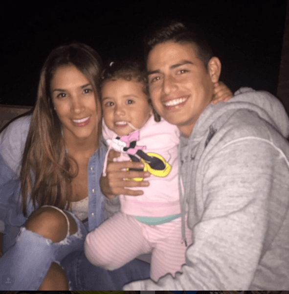 Rodríguez también es padre de Salomé, la hija que tuvo con la deportista
<b><a href="https://www.instagram.com/daniela_ospina5/" target="_blank">Daniela Ospina</a></b>, con quien estuvo casado cinco años. En la foto aparece con ambas.
<br>