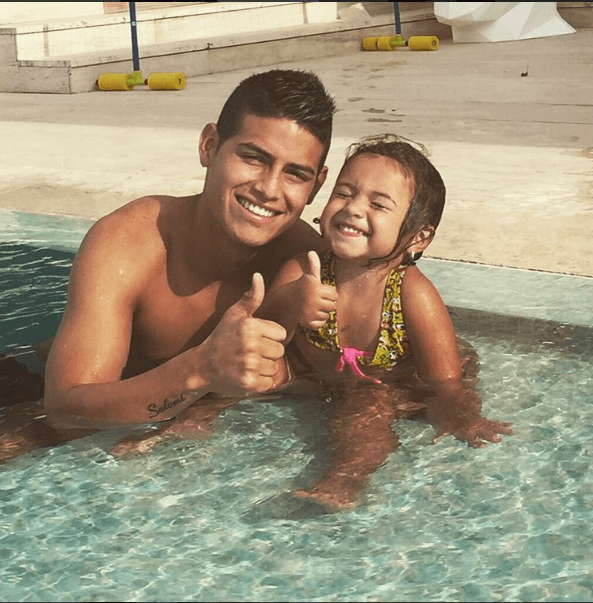 Con ella pasa momentos súper divertidosy siempre comparte lo feliz que es cuando está al lado de su pequeña Salomé.