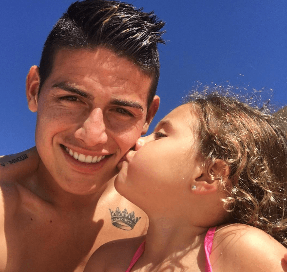 Y cuidado si alguien se acerca demasiado a su papá, porque ella sabe defender perfecto su lugar.