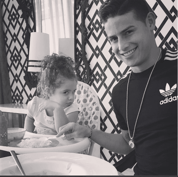 La debilidad más grande de este futbolista es su pequeña hija Salomé.