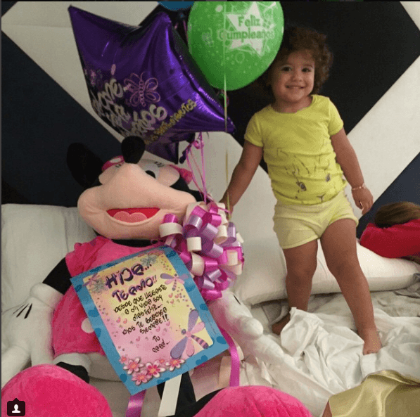 Él no deja de demostrarle que la ama, llenándola de besos y además con regalos súper tiernos.