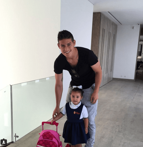 Aunque siempre está ocupado jugando, nunca pierde la oportunidad de pasar tiempo con su chiquitina, sobretodo en los momentos más importantes para ella.