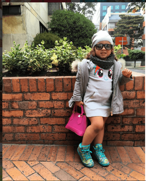 ¡Qué tal con esta pequeña fashionista en potencia!
