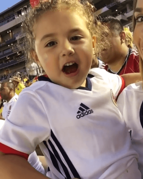 Y no sólo eso, ya que esta pequeñina grita súper fuerte en los partidos donde juega su papá.