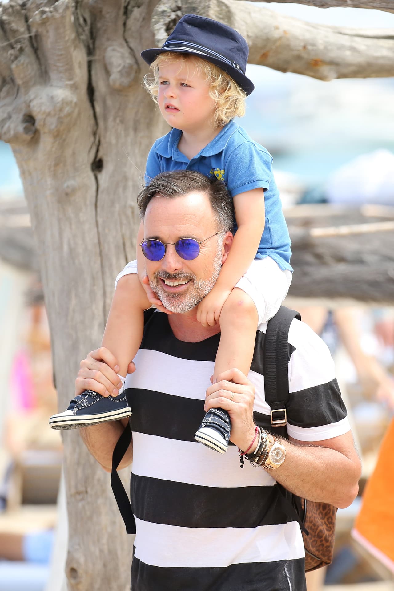 David cargó al pequeño en sus hombros.