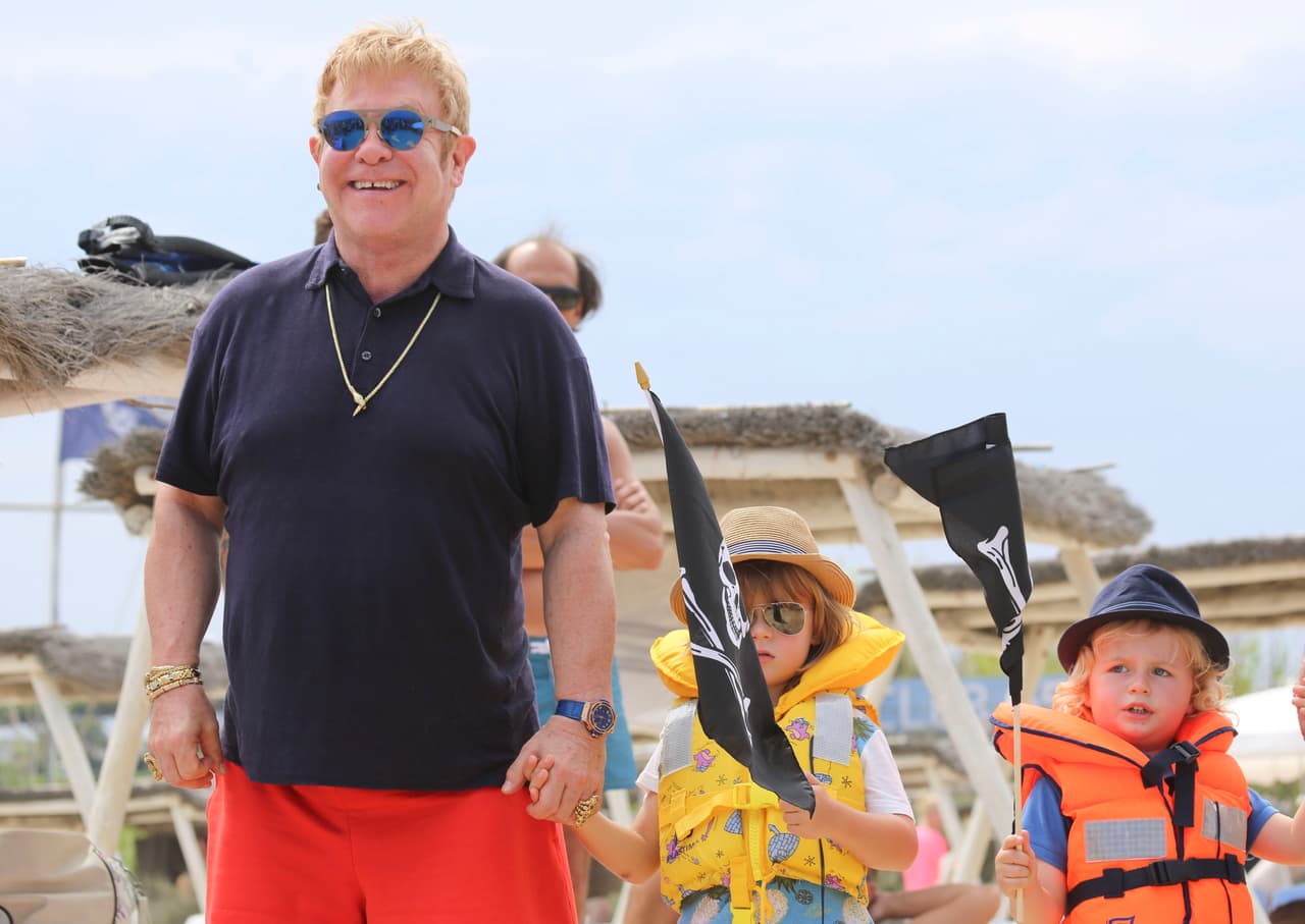 El músico y su pareja presumieron a los pequeños Zachary, de cuatro años, y Elijah, de dos.