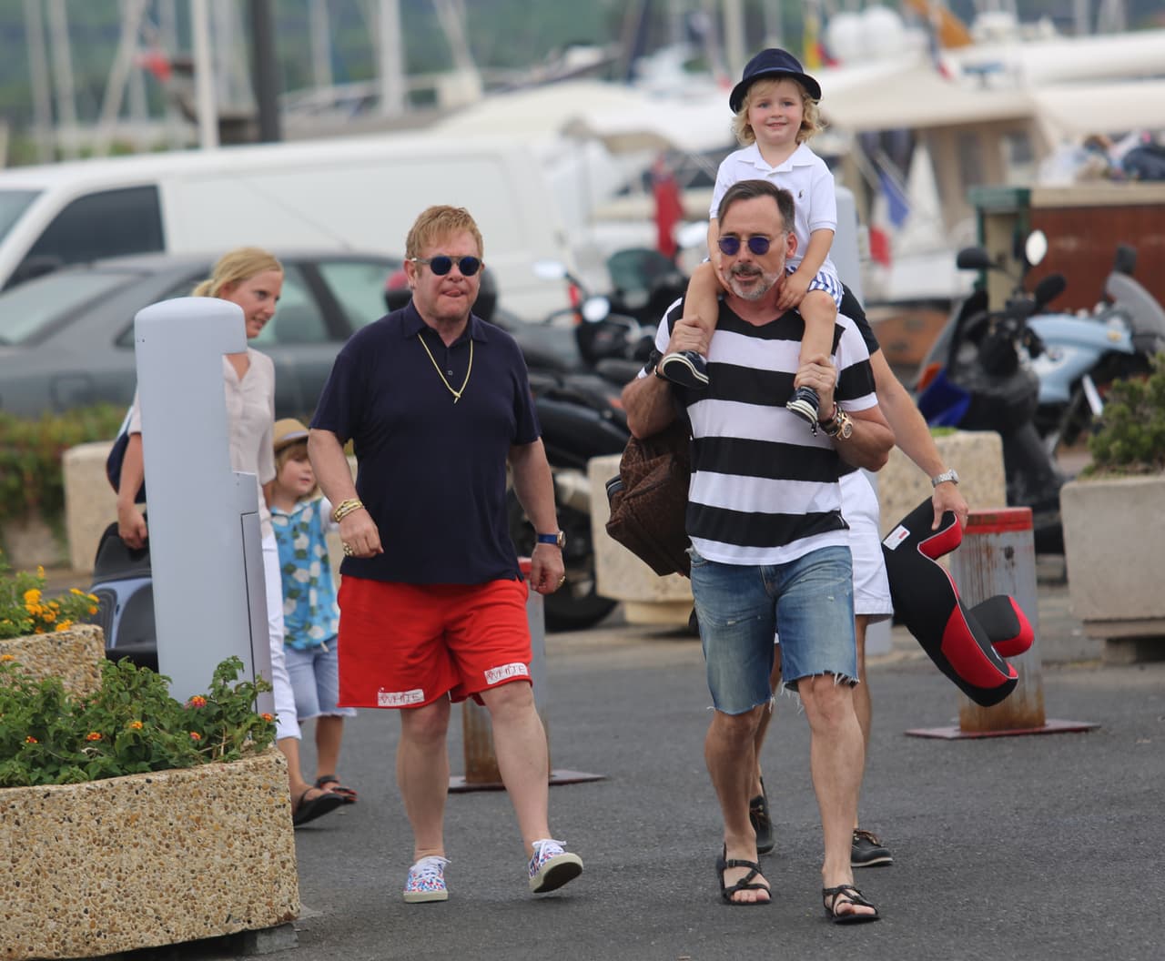 El músico y su pareja presumieron a los pequeños Zachary, de cuatro años, y Elijah, de dos.