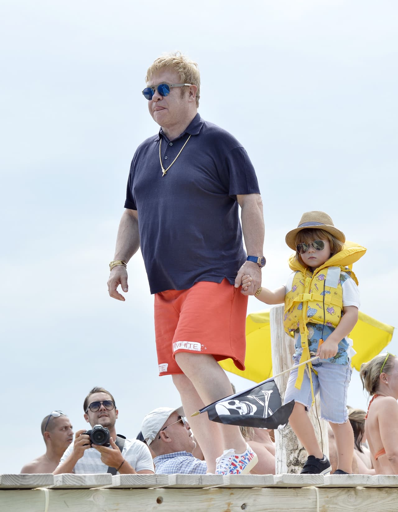 Y Elton llevó de la mano a Zach.