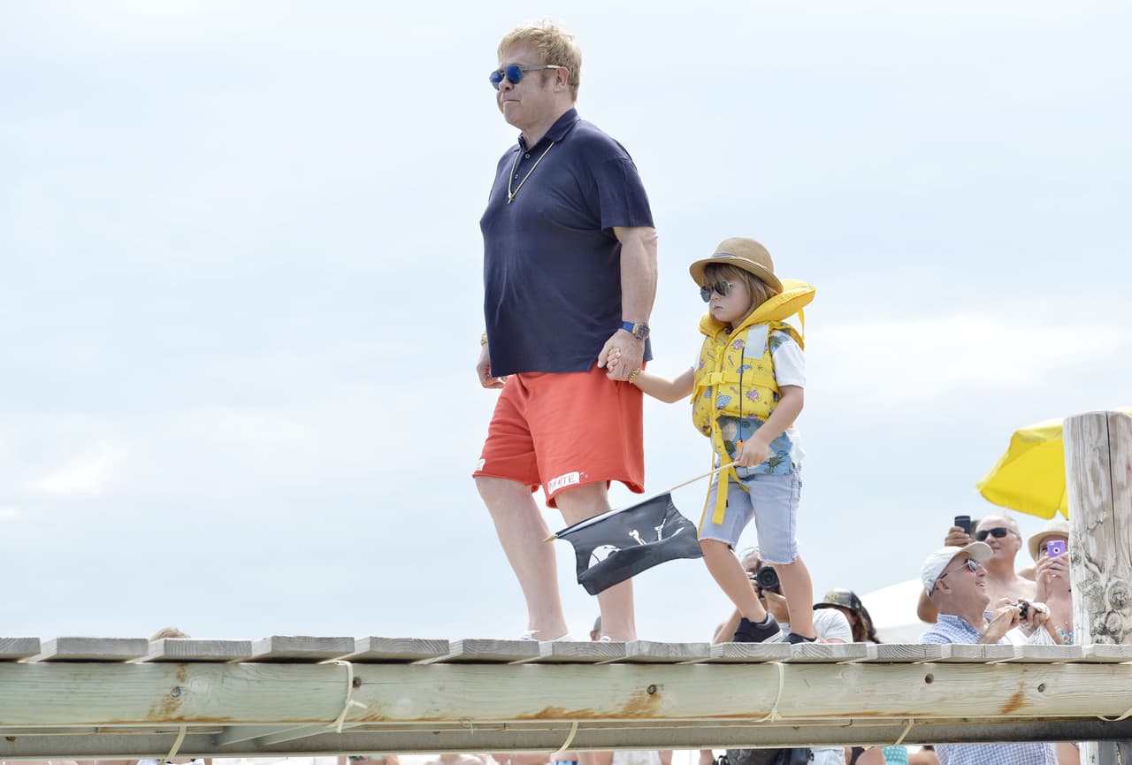 Claro, muy bien resguardados con salvavidas.