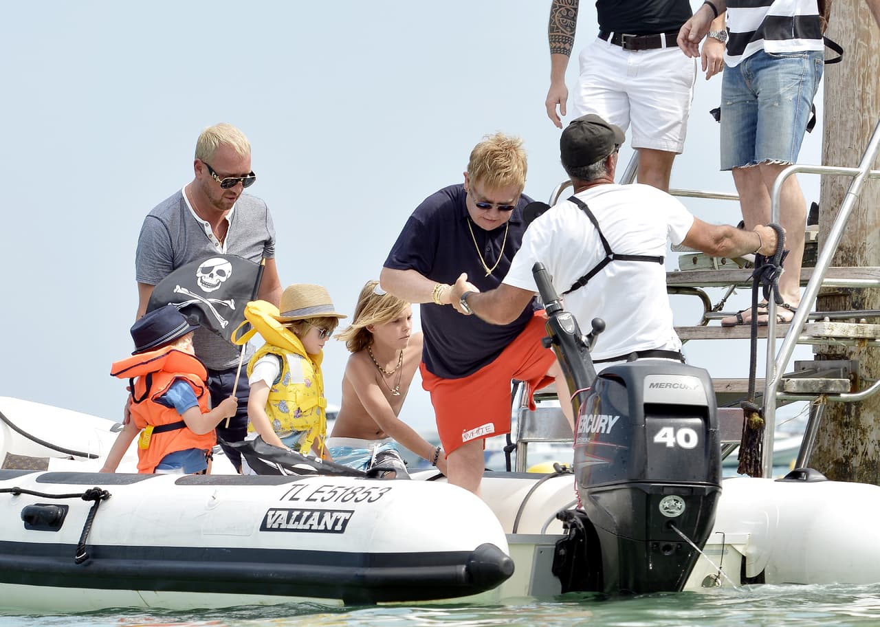 Subiéndose al bote.