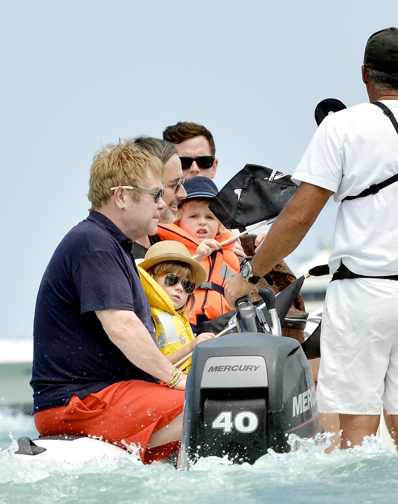 Toda la familia a punto de disfrutar el viaje.