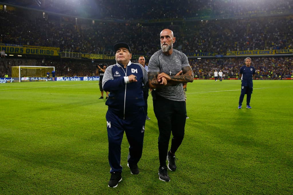 El Diego agradece el cariño de la gente y se toca el corazón.