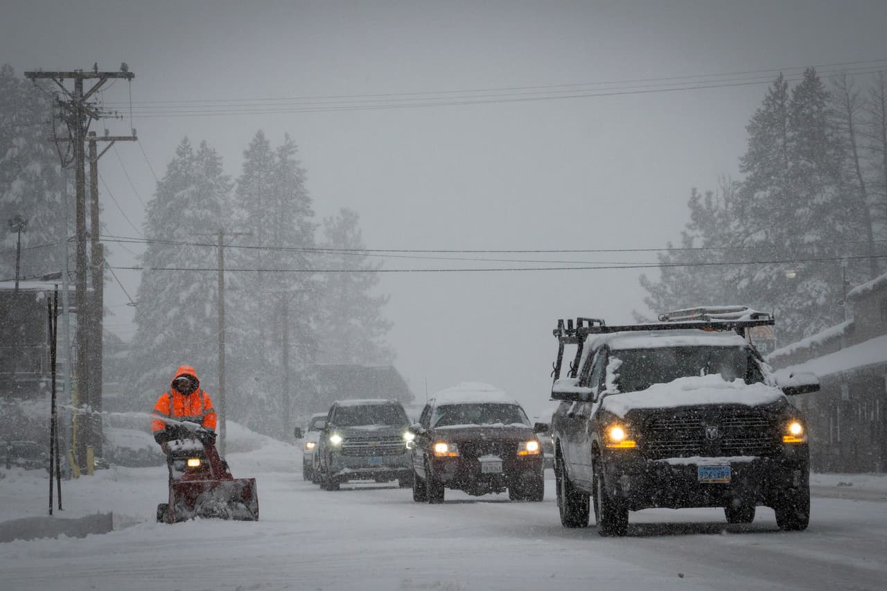 Poderosa tormenta en California y Nevada obliga cierre de carretera interestatal y deja 'montañas' de nieve