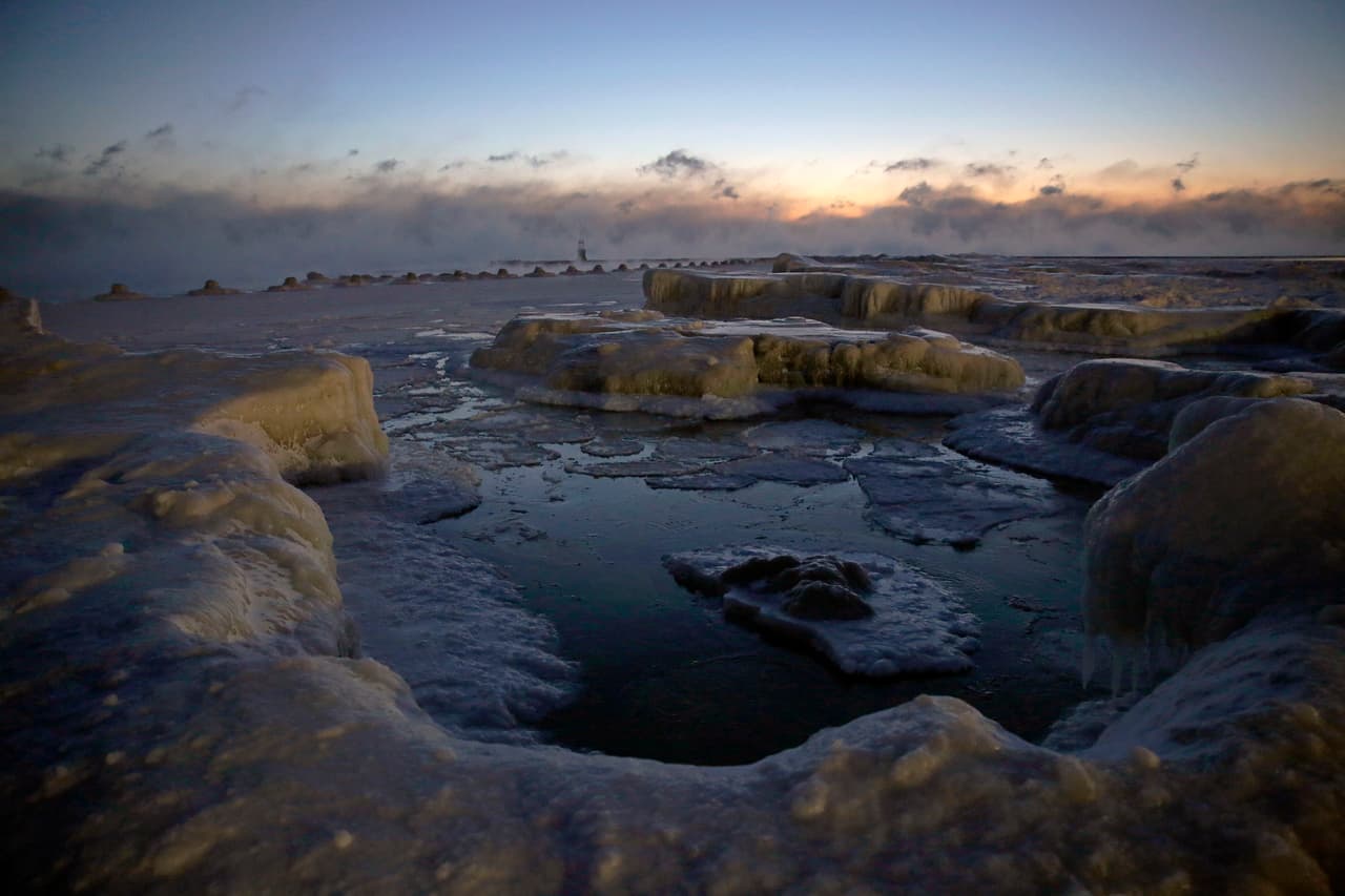 Bloques de hielo flotan en la superficie del lago Michigan.
<br>