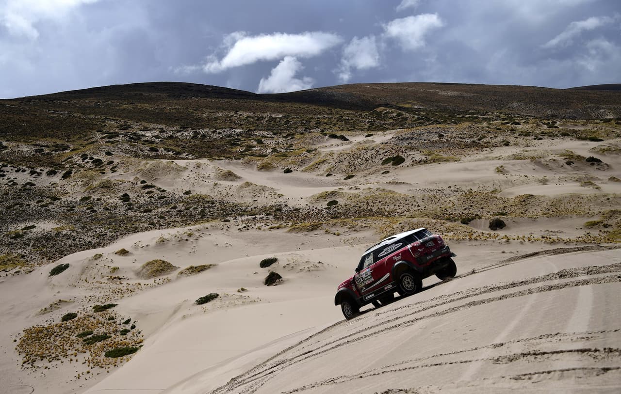 El rally Dakar es la primera gran competencia del año en automovilismo y motociclismo, en recorridos por lugares desérticos en los que los competidores incluso arriesgan su vida. En medio de esa exigencia, la belleza de la naturaleza, multicolor y diversa, adorna la carrera en Suramérica.