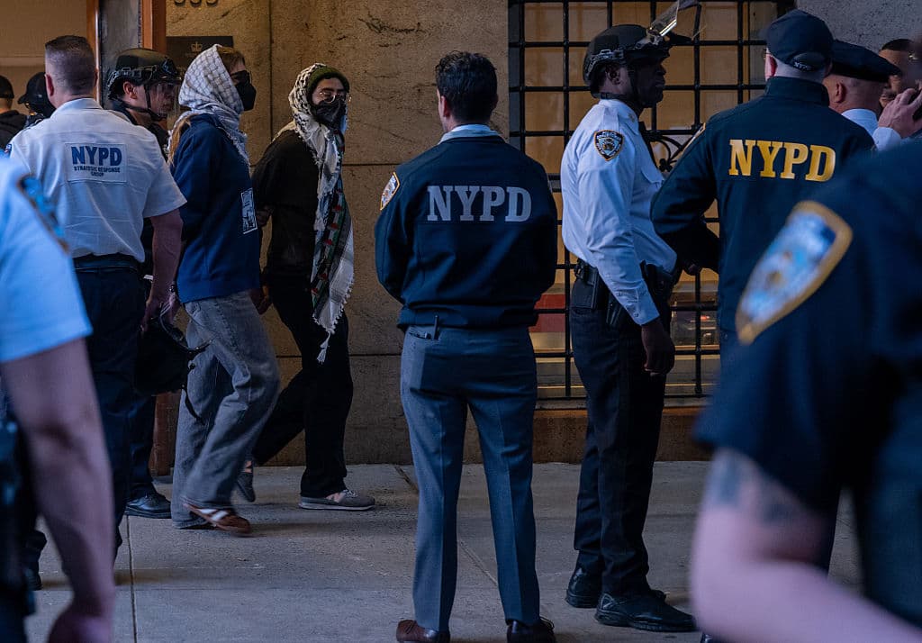 El alcalde Eric Adams respaldó la intervención policial, mientras que el secretario de Estado anunció una revisión del estatus migratorio de los participantes.