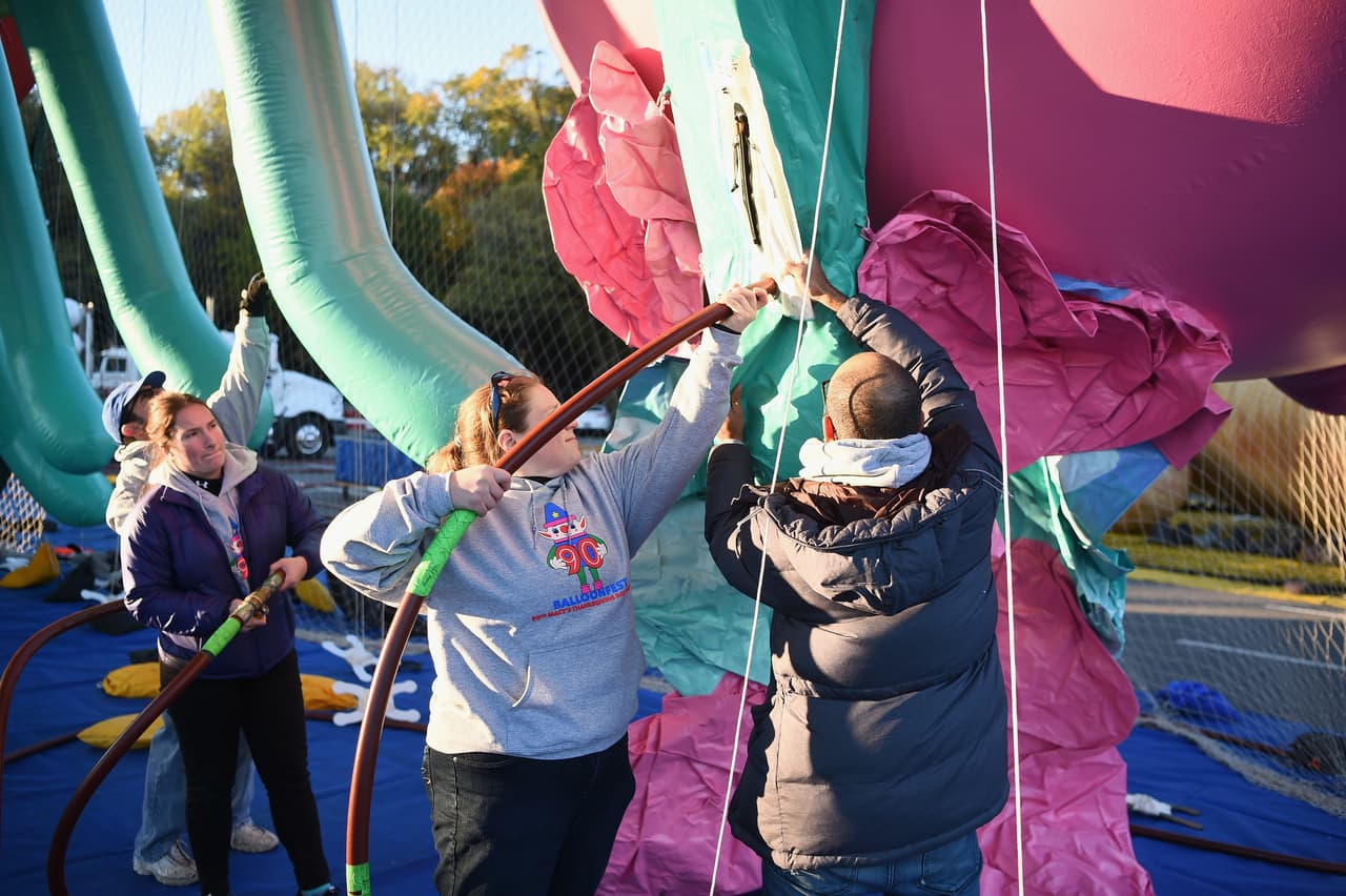 Sólo una parte de las más de 2,000 personas que estarán a cargo de los globos participaron este sábado en el ensayo.