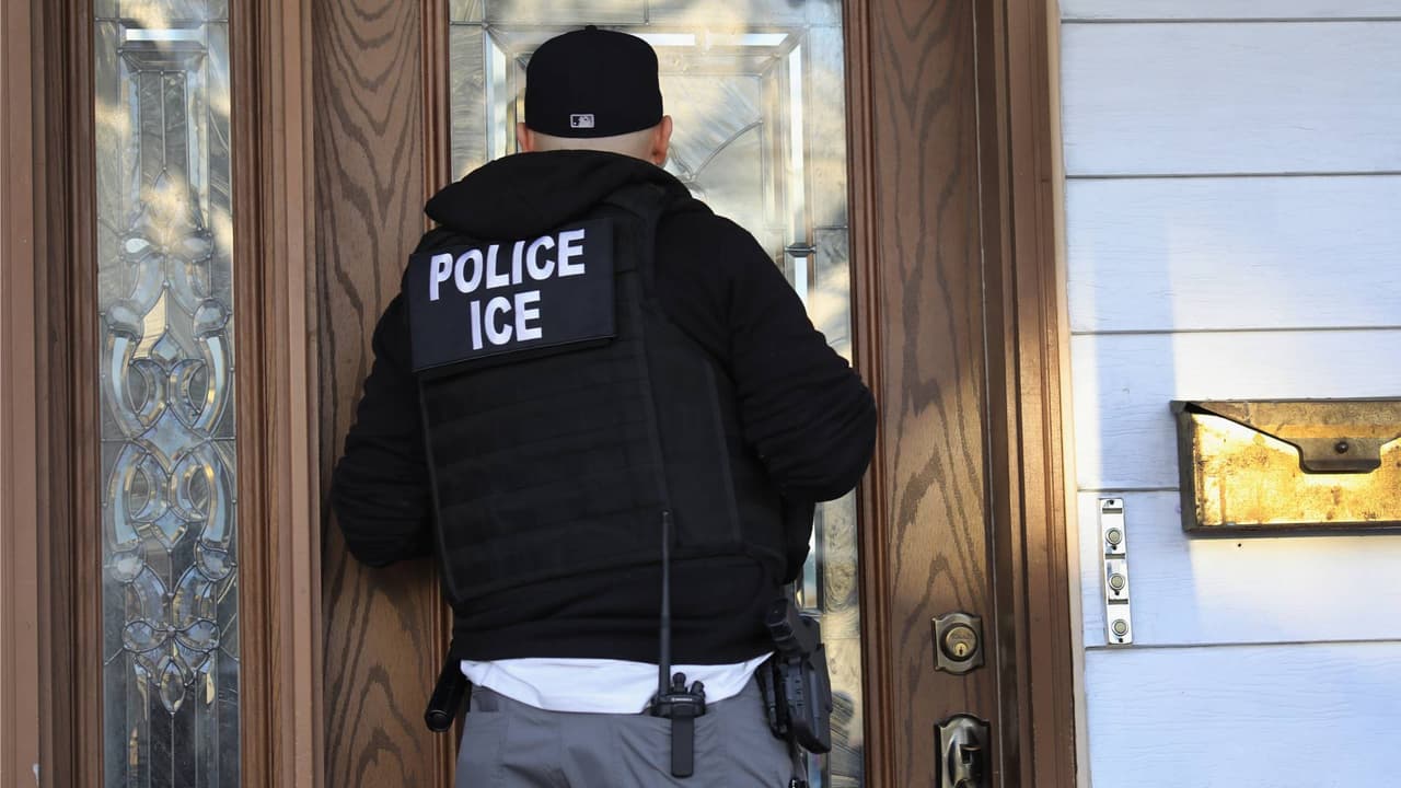 App que alertaba sobre redadas de ICE es retirada por Apple y desata polémica: las noticias del día