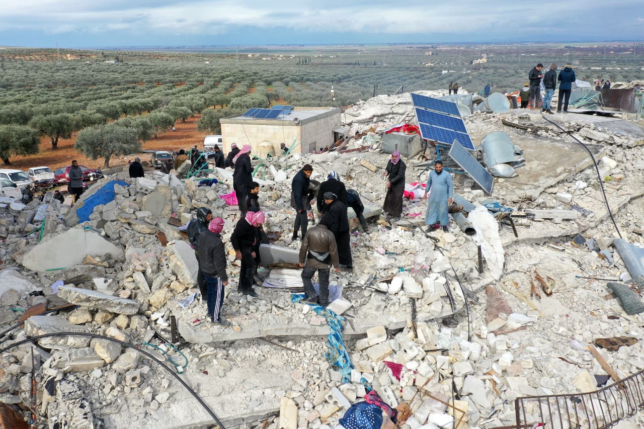Otra vista aérea de una zona impactada por el terremoto en la villa de Besnia, Siria, cerca de la frontera con Turquía. Residentes buscando sobrevivientes y víctimas entre los escombros.