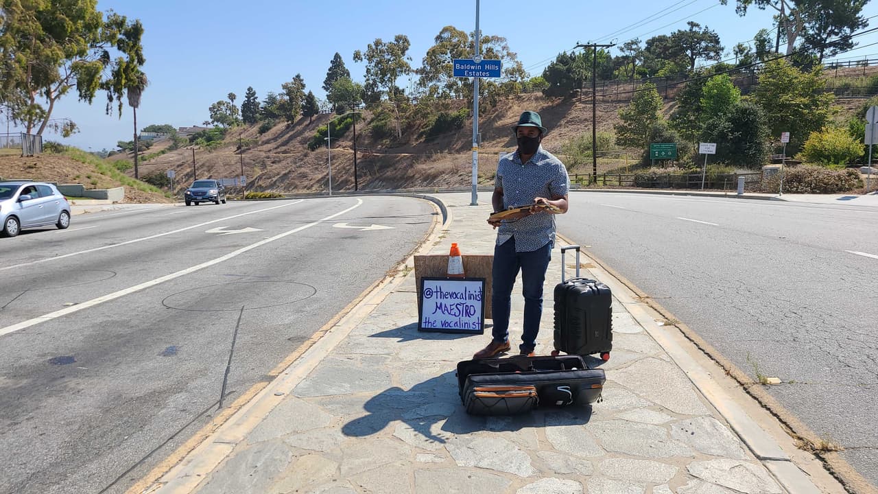 Músico toca su violín para llevar alegría en las calles de Los Ángeles