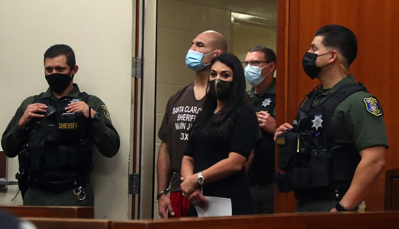 La Fiscalía del condado de Santa Clara indicó que Caín Velásquez 
<a href="https://www.univision.com/local/san-francisco-kdtv/cain-velasquez-excampeon-ufc-detenido-tiroteo-san-jose">comenzó a disparar contra la camioneta</a> de las víctimas el pasado lunes alrededor de las 3 pm en la intersección de Cochran Road y Butterfield Boulevard, en Morgan Hill.
<br>
<br>El expeleador iba a bordo de una camioneta Ford y comenzó a seguir al vehículo en el que viajaban Goularte y sus familiares. La persecución se extendió a lo largo de 11 millas por las transitadas calles de San José, a veces alcanzando altas velocidades.