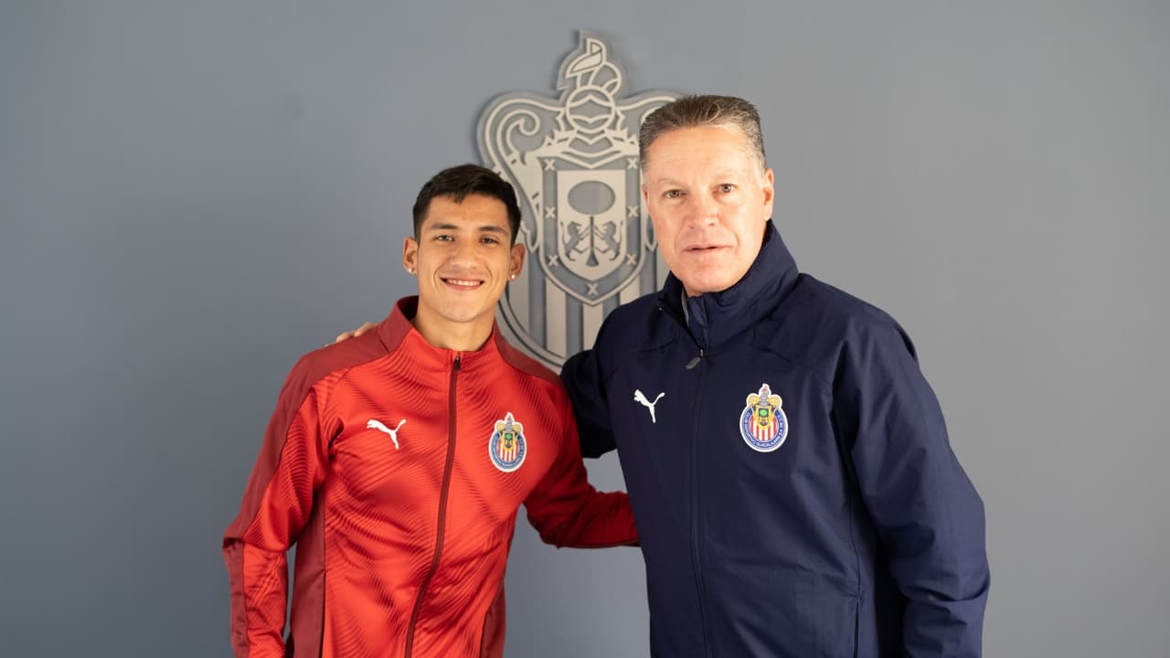 Jugadores de Chivas dan bienvenida a Antuna