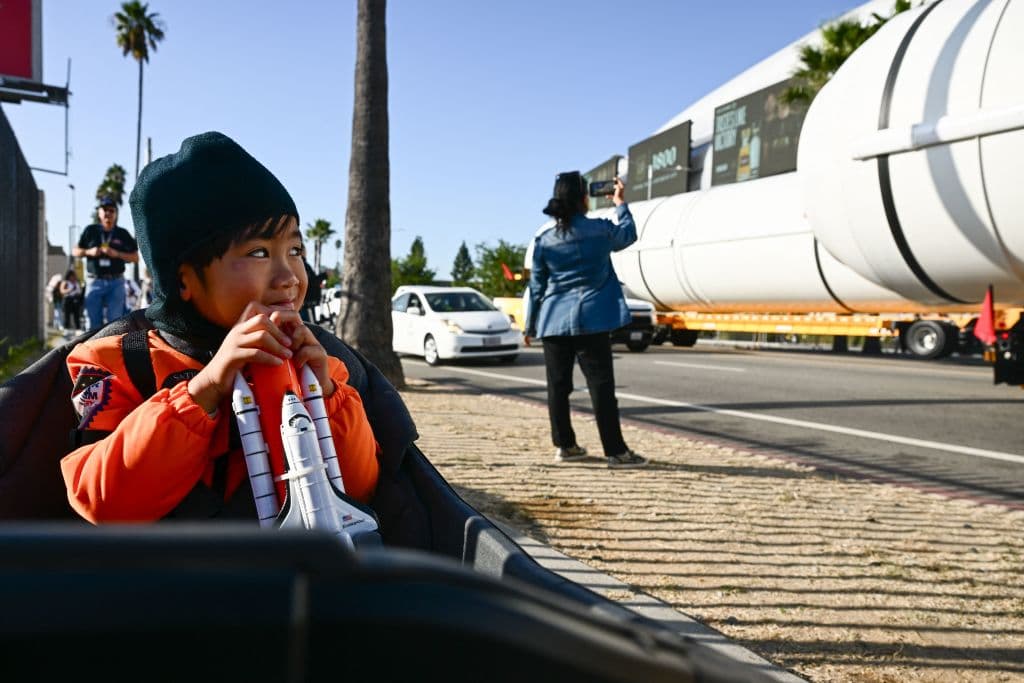 El Centro de Ciencias de California informó que el traslado de los motores responde al operativo 'Go for Stack', que aspira en seis meses juntar todas las partes del transbordador espacial Endevour para levantarlo y colocarlo en posición de despegue.