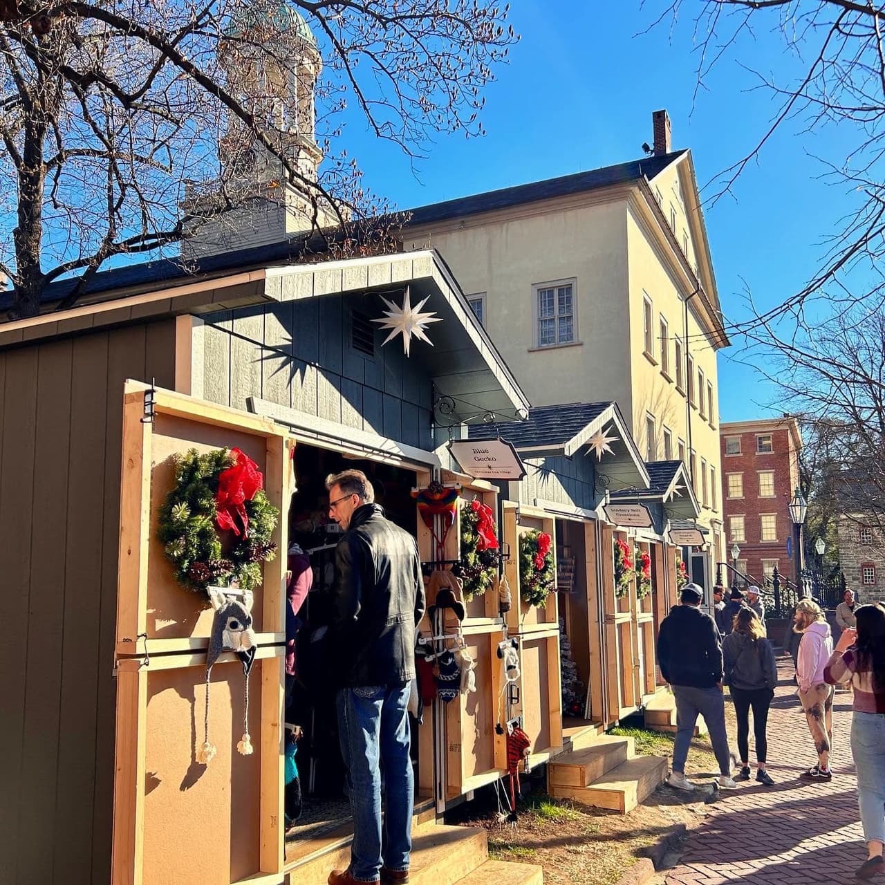 Entre sus atracciones destaca el Christmas City Village, que se instala en el centro y que es un mercado navideño de inspiración alemana que se lleva a cabo en dos lugares diferentes a lo largo de Main Street los viernes, sábados y domingos durante la temporada navideña.