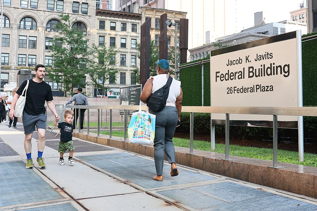 Fuentes policiales indicaron a medios locales que 
<b>análisis preliminares sugieren que la sustancia no es peligrosa.</b> Sin embargo,
<b> los sobres han sido enviados al laboratorio del FBI en Quantico, Virginia</b>, para pruebas definitivas, cuyos resultados tardarán varios días.