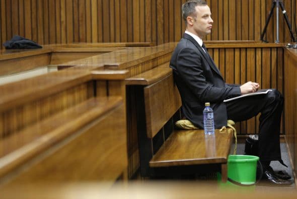 a fiscalía presenta una versión de los hechos a la inversa: que el acusado primero intentó tumbar la puerta con el bate y después, aun sin las prótesis, hizo los cuatro disparos fatídicos. Esa secuencia permite formular la intención que hubo de matar a Reeva Steenkamp.