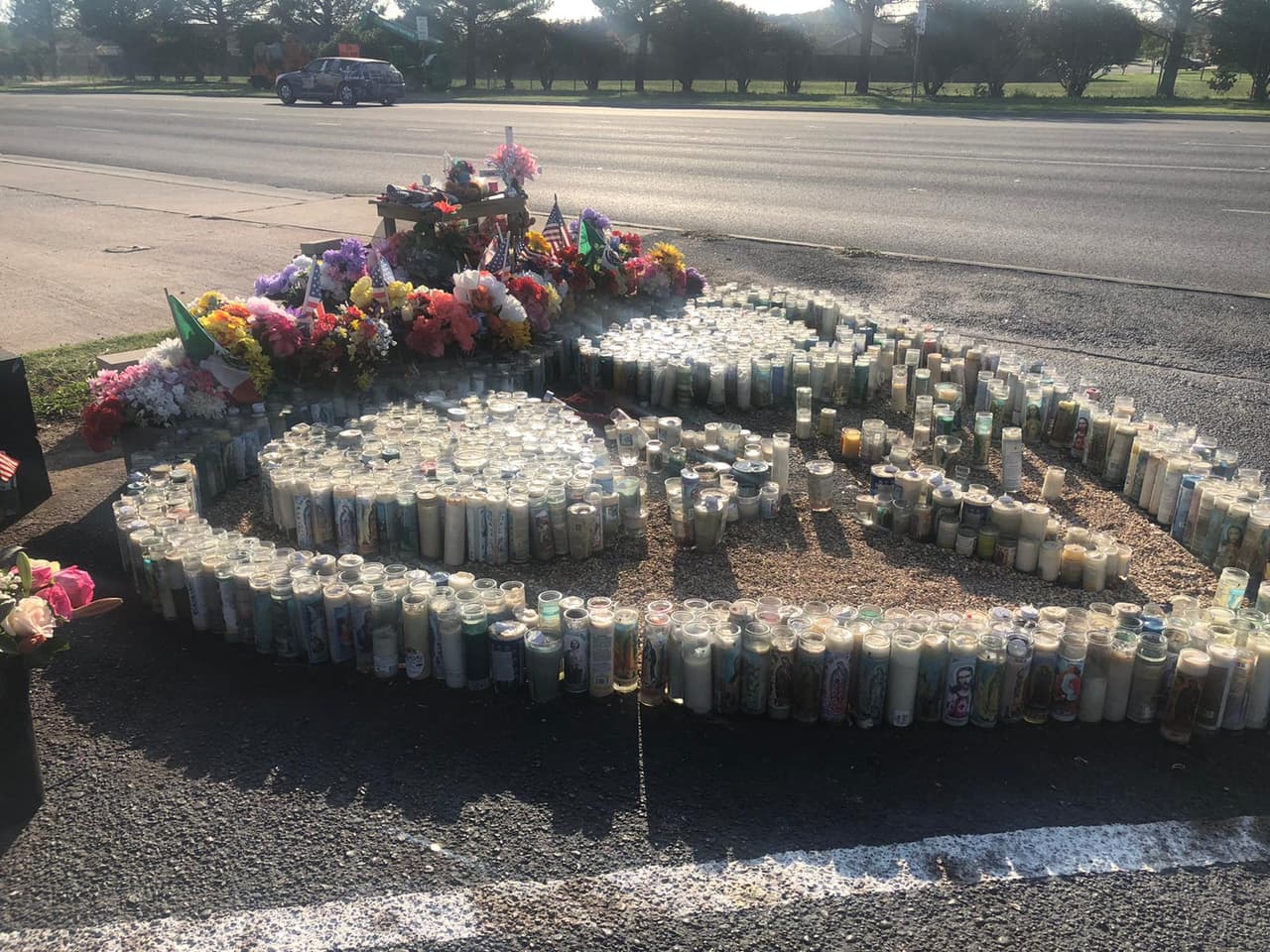 Las imágenes compartidas por LULAC muestran a alguien caminando directamente por el área frente al mural de Guillén, rompiendo y pateando velas. La persona comienza a alejarse, pero luego vuelve al sitio y patea más velas. La persona regresa por tercera vez para causar más daño antes de irse.
