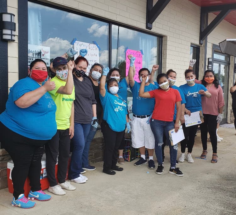 Hispanos entregan mascarillas y promueven el voto en N.C.