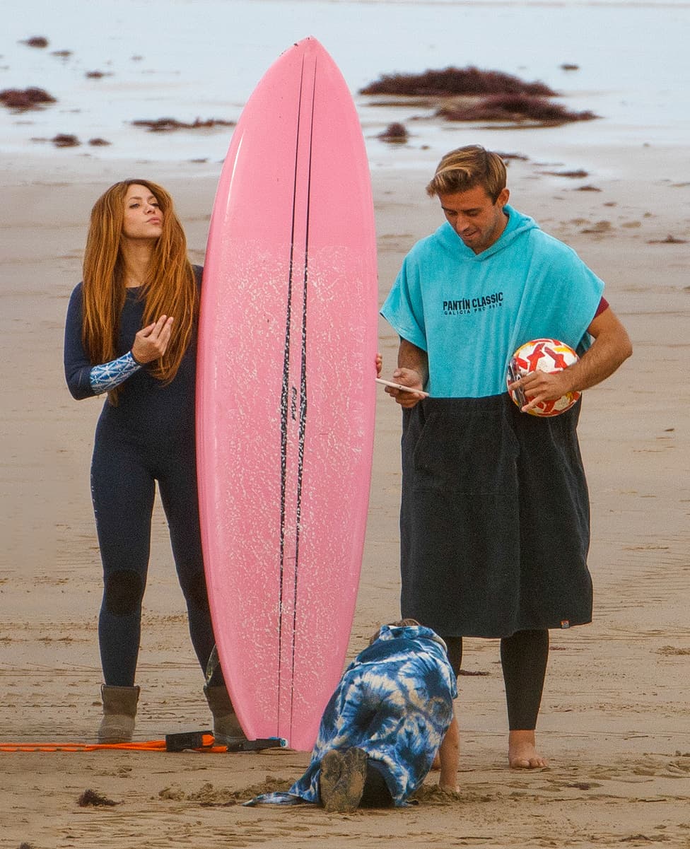 Jordi Martin, colaborador de El Gordo y La Flaca, detalló en la emisión del 28 de noviembre que el hombre “rubio y muy guapo” no era otro que el entrenador de surf de la cantautora. 
<br>