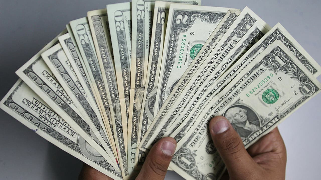 Según el Servicio de Rentas Internas (IRS), los padres recibirán 3,000 dólares por cada niño entre los 6 y 17 años de edad y 3,600 dólares para cada menor de 6 años de edad. Ten en cuenta que el 50% de este auxilio económico será dividido y entregado en pagos mensuales de julio a diciembre. Mientras que el otro 50% lo recibirán en la declaración de impuestos de 2021.