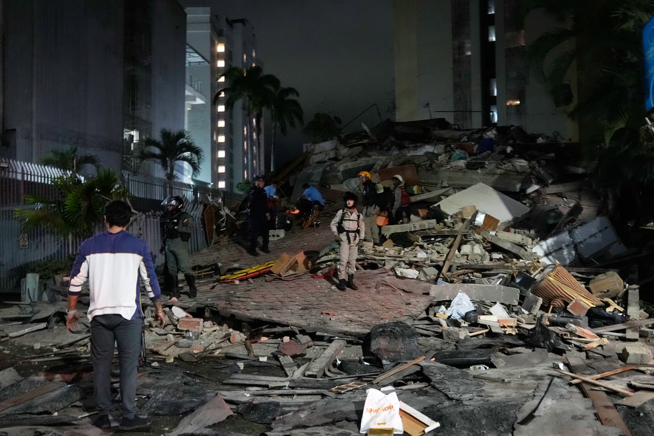 Personas caminan entre los escombros que dejaron los dos terremotos de hoy.