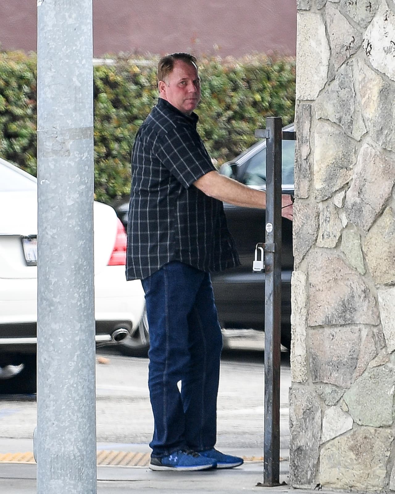 Thomas Markle Jr. 
<b><a href="https://www.dailymail.co.uk/tvshowbiz/article-9873861/Thomas-Markle-Jr-slams-sister-Meghan-shallow-explosive-new-trailer-Big-Brother-VIP.html" target="_blank">no tiene relación con la duquesa</a></b>, según el Daily Mail. Al igual que Samantha, tampoco fue invitado a la boda de los Sussex. 
<br>