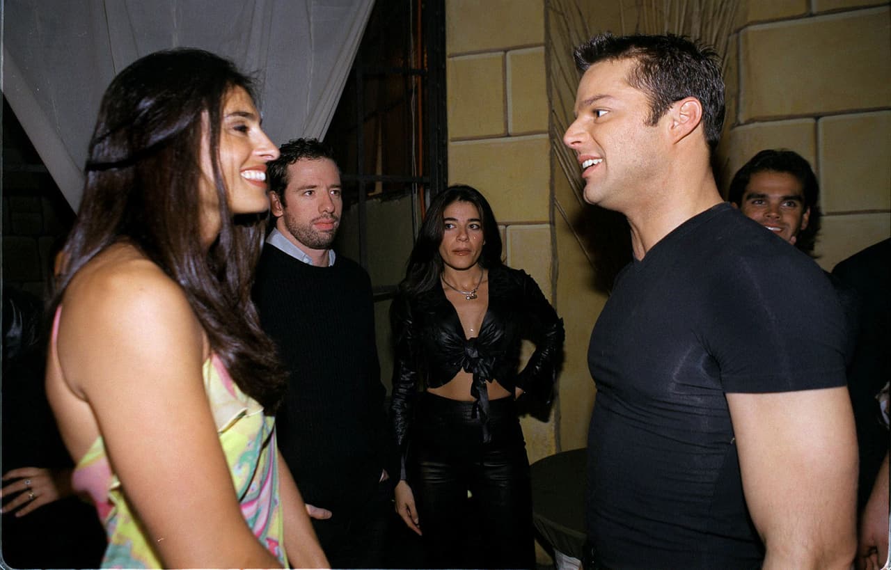 Éste noviazgo inició en el año de 1992 pero tan sólo duró unos meses. El diario 'El Clarín', retomó una entrevista, que Sabatini concedió a 'Madamme Class', en donde relata que todo inició cuando le envió al cantante 12 rosas rojas al hotel donde se hospedó durante su visita a Argentina.