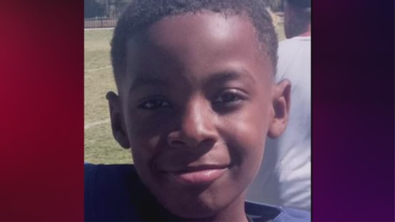 Traveon Griffin era buscado desde el jueves por tierra y aire, pero fue hallado este viernes en el garaje de sus vecinos. Los dueños de la casa sintieron ruidos y pensaron que era un ladrón, pero fue cuando encontraron al menor, que fue trasladado a un hospital para ser revisado debido al frío al que estuvo expuesto.