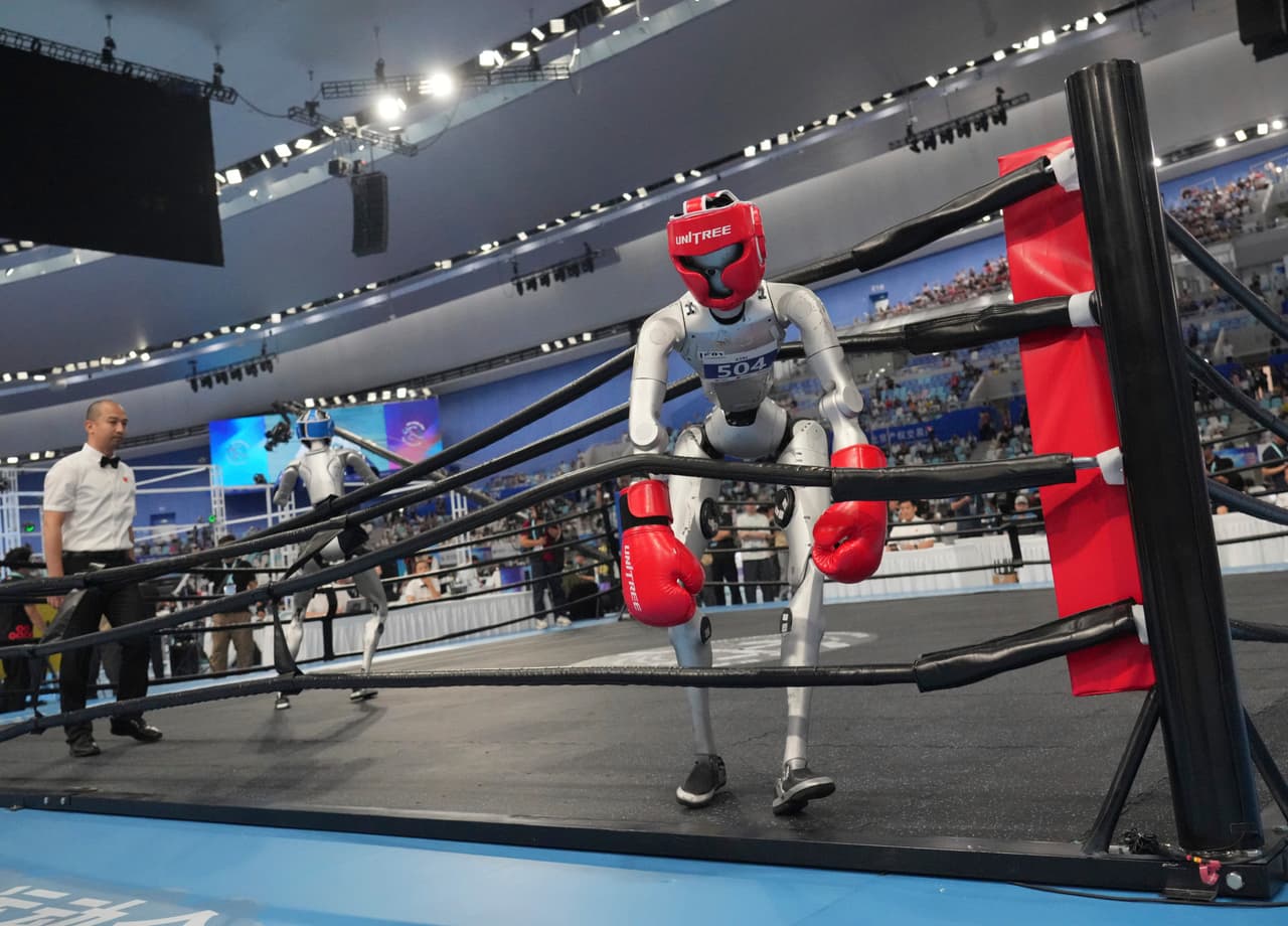 Robots compiten en el evento de Combate Libre de los Juegos Mundiales de Robots Humanoides en Pekín.