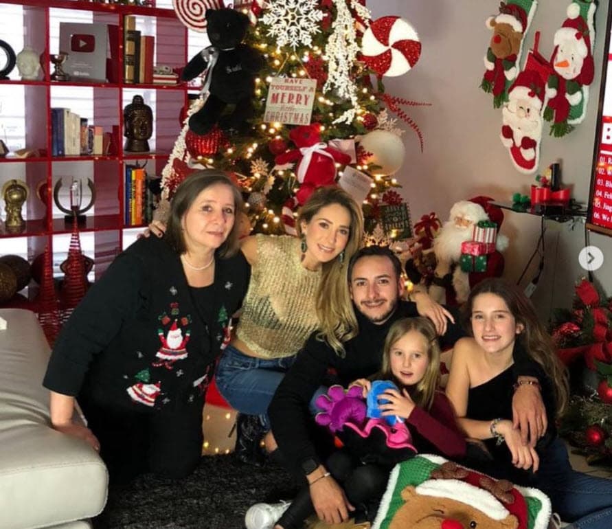 "Esto lo cuento porque creo que hay muchas mamás que pasan por primera vez, como yo pasé hace un par de años, la situación de no pasar Navidad con nuestros hijos y es complicado", platicó. 
<br>