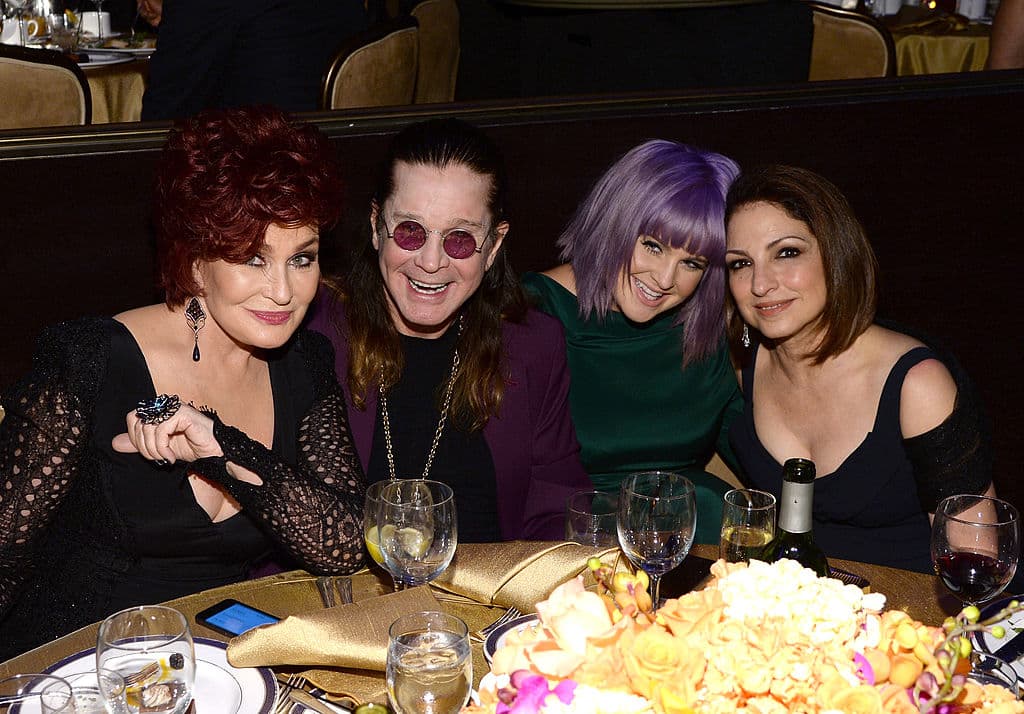 Los Estefan han sido tan influyentes que han llegado a ser amigos de los personajes más inesperados: en esta foto, con la familia de Ozzy Osbourne, histórica estrella de rock británico.