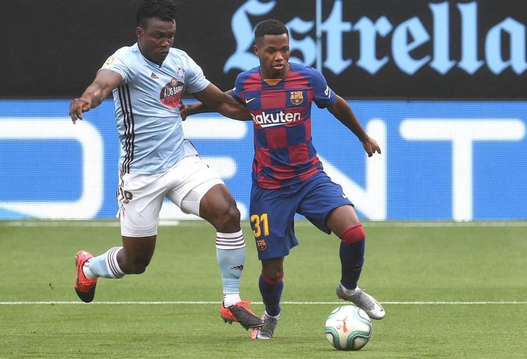 Ansu Fati comienza a soltarse dentro del partido y consigue quitarse la marca de Joseph Aidoo gracias a su gran velocidad.