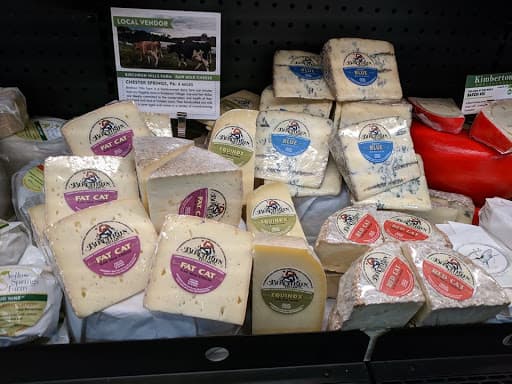 Si bien la producción lechera es una tradición centenaria en Pensilvania, la fabricación de queso artesanal es un poco más joven. La quesería de Birchrun Hills, de Sue Miller, fue una de las primeras en el área metropolitana de Filadelfia en inspirarse en la elaboración de queso tradicional europeo y aplicar la artesanía a la leche de la granja lechera de primera generación de su familia. Actualmente, ella, su esposo y sus dos hijos mayores producen el alimento, administran los pastos y elaboran y venden el queso de sus 80 o más felices vacas Holstein. 
<br>📍
<a href="https://www.google.com/maps/place/2573+Horseshoe+Trail,+Chester+Springs,+PA+19425/@40.1203375,-75.6668003,17z/data=!3m1!4b1!4m5!3m4!1s0x89c68bb4f476035f:0xf84635256182177c!8m2!3d40.1203375!4d-75.6646063" target="_blank">2573 Horseshoe Trail, Chester Springs</a>
