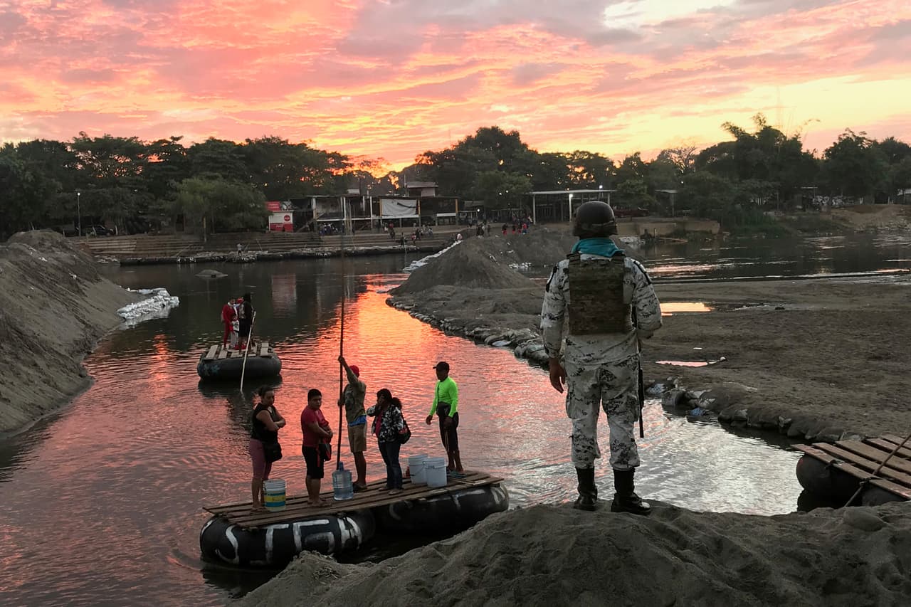 Algunos migrantes han intentado el cruce por el río Suchiate, tanto a pie como en balsa, pero han sido contenidos por el despliegue de las fuerzas de seguridad y devueltos a territorio guatemalteco.