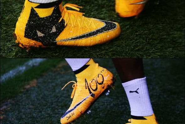 Futbolista de los Wolves estrena zapatos con diamantes