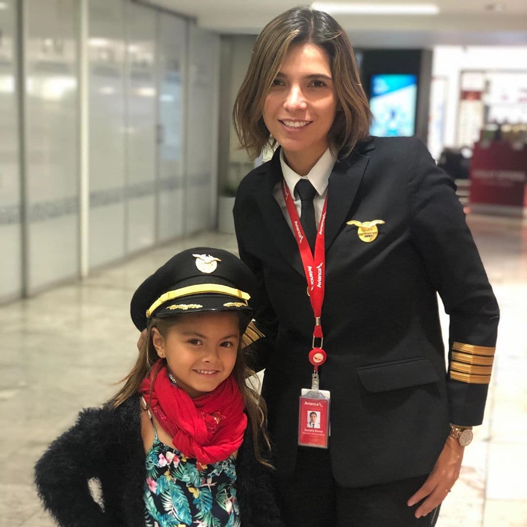 La menor de los tres hijos de Cristian Castro es la más apegada a su familia paterna. Hace unos días, estuvo junto a su famoso papá en el estudio de grabación. El pasado sábado pudo viajar a México y agradeció "a la comandante (de la aerolínea Avianca) por traerme a ver a mi abuela".