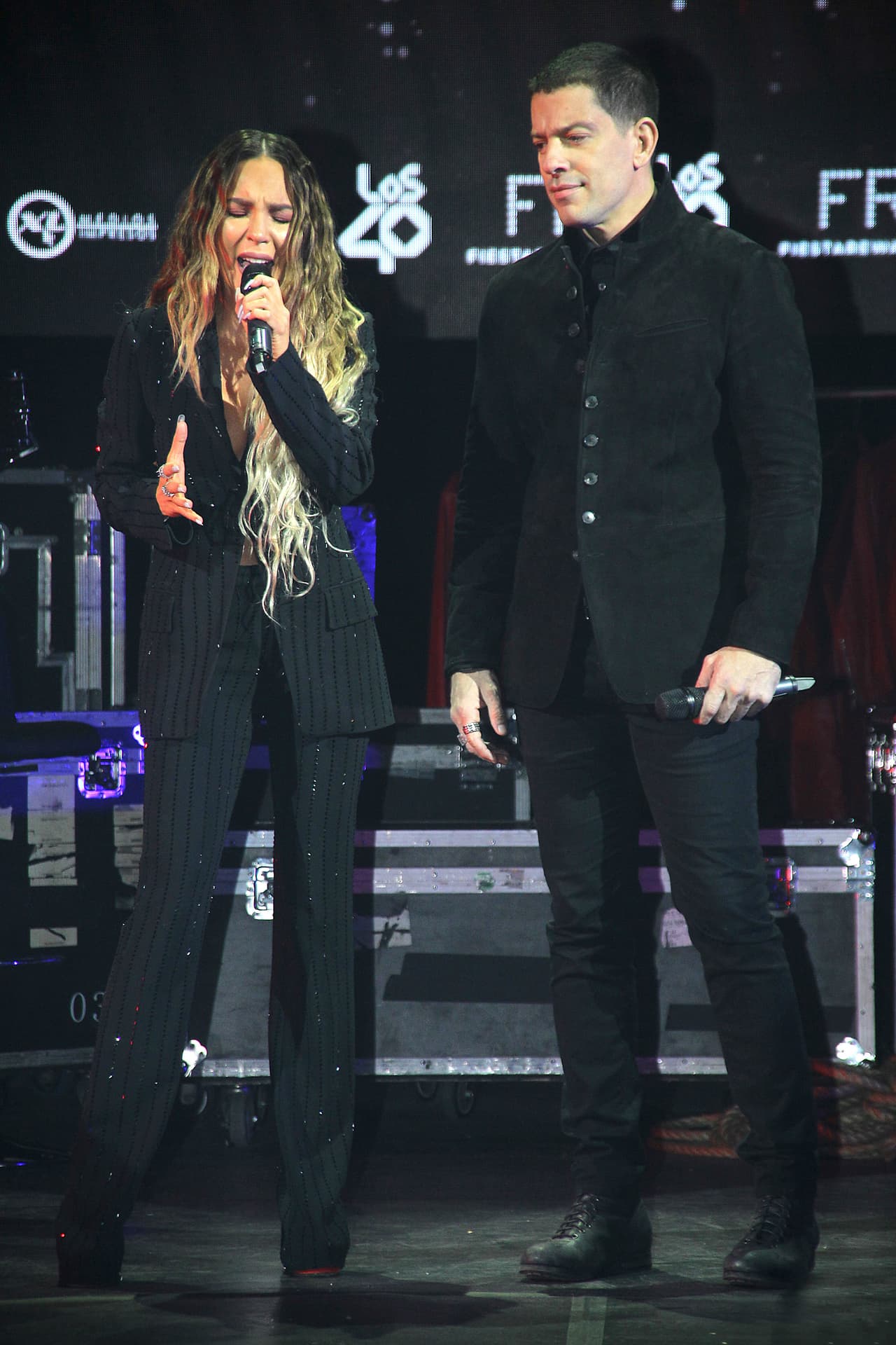 La artista dijo que no le presta atención a los chismes y especulaciones que surgen sobre ella. "Si estuviera pendiente de todo lo que hablan, no podría estar en una obra como ésta, donde se requiere de mucha concentración", consignó.